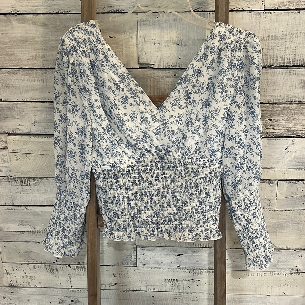Adorable Floral Cropped Blouse. Size L